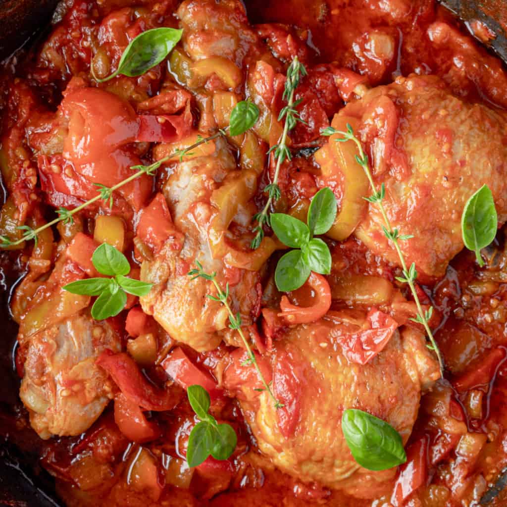 One-pot Italian chicken peppers with leaf of basil and tymes