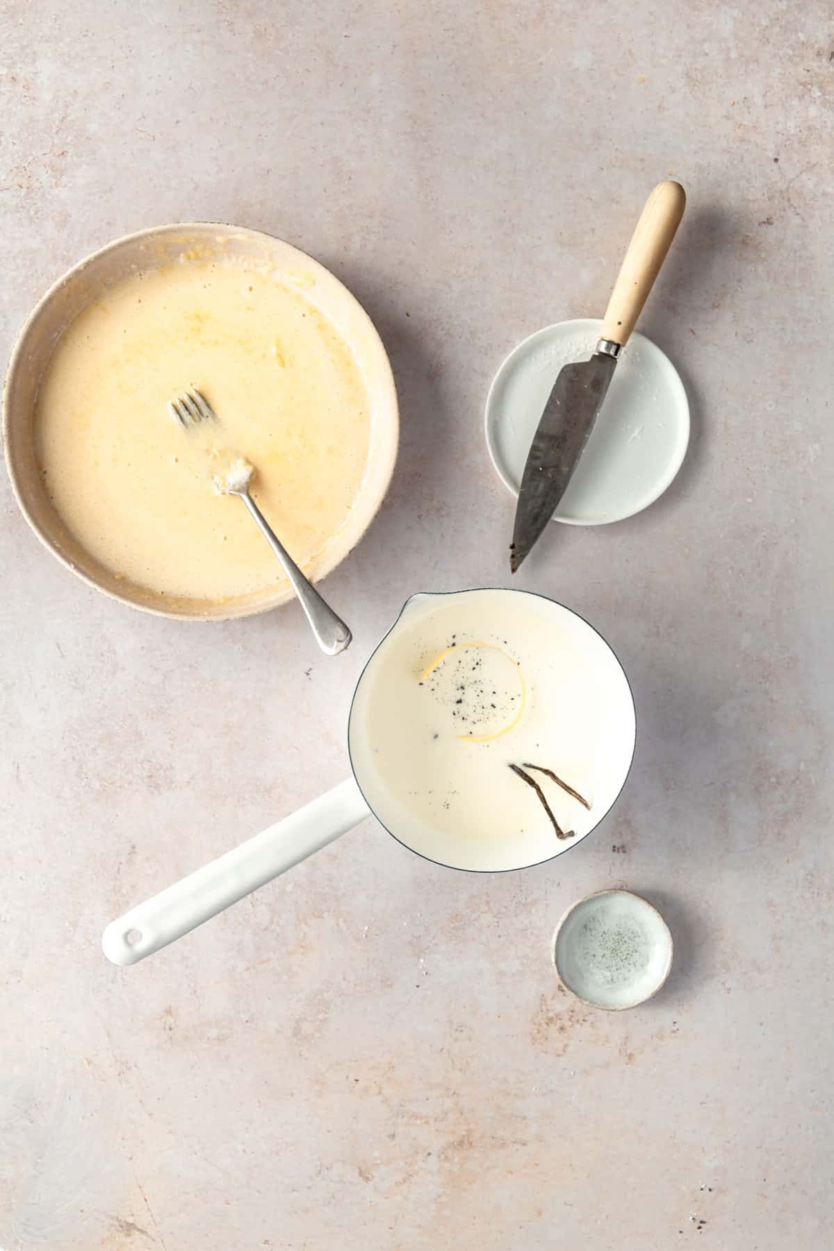Milk, whipped cream , vanilla seeds and lemon peel in a saucepan. 