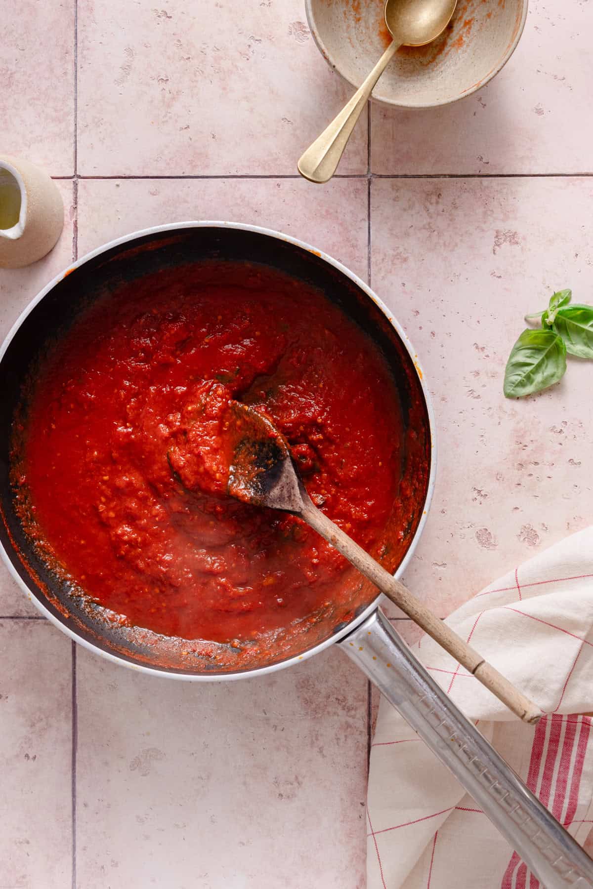 picture showing the texture of cooked tomato sauce